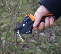 Секатор с храповым механизмом Fiskars PowerStep Р83 (111670)