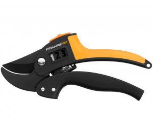 Секатор с храповым механизмом Fiskars PowerStep Р83 (111670) ― PanGospodar