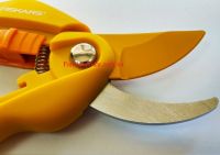 Плоскостной секатор Fiskars Inspiration Saffron (1027494)