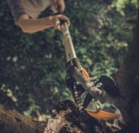 Универсальный садовый сучкорез Fiskars UPX82 (1023625)
